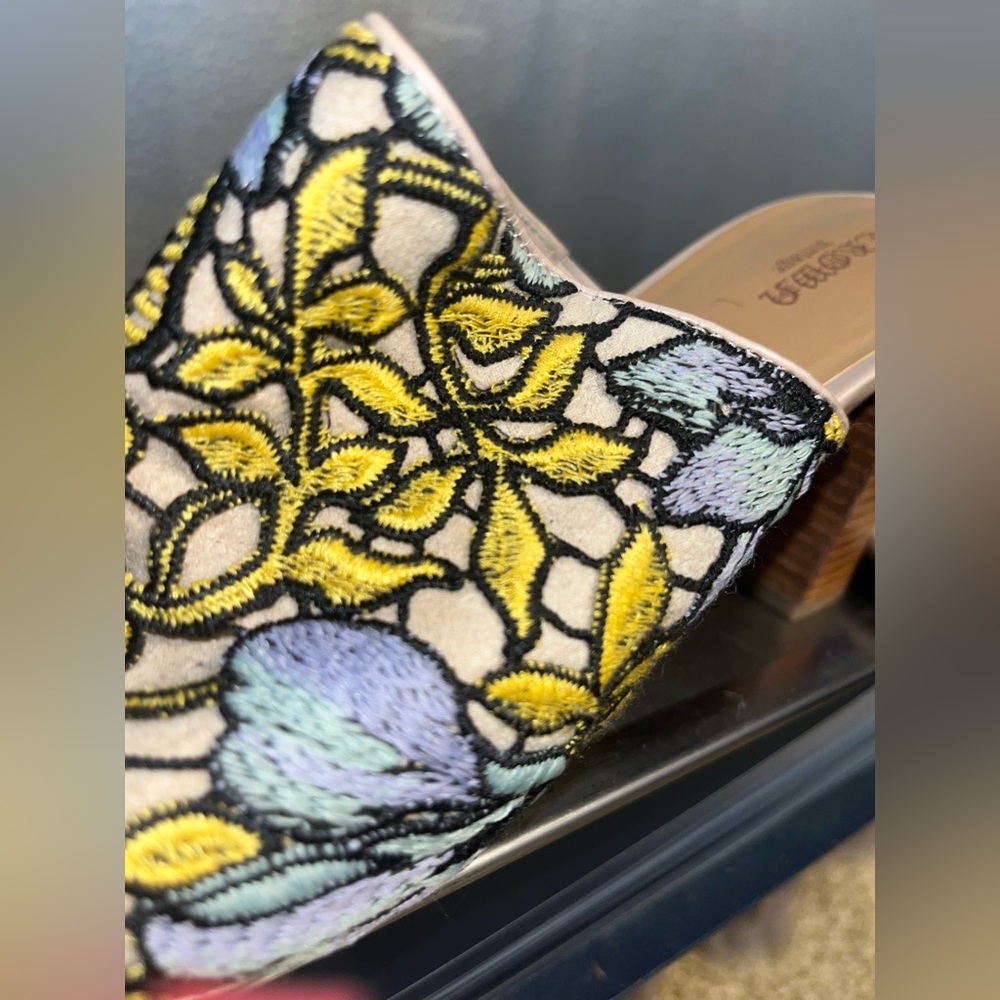 Beautiful Embroidered slides - Picture 8 of 13